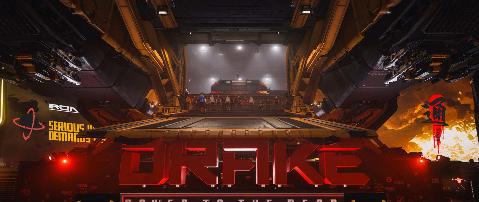 哪都通成员在 Drake 展台舰船货舱前集结
